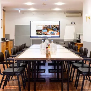 Tagungsraum, Konferenztisch