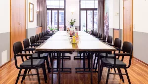 Langer Konferenztisch im Tagungsraum