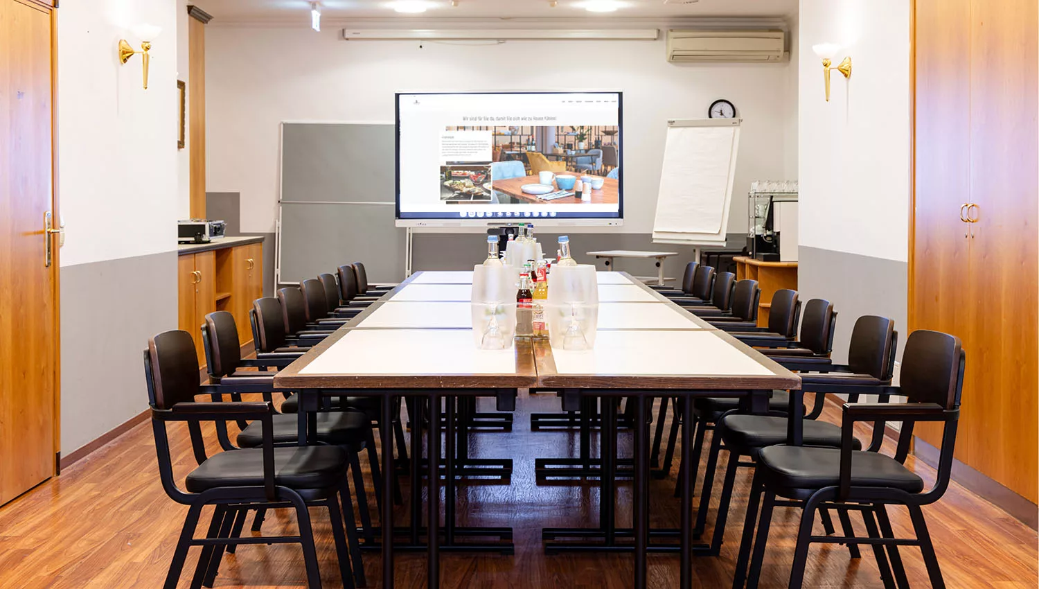 Langer Konferenztisch mit Beamer